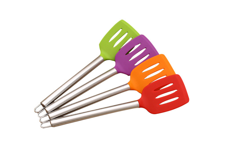 硅胶厨具耐高温性能性能非常好，在高温环境下不会产生毒物质