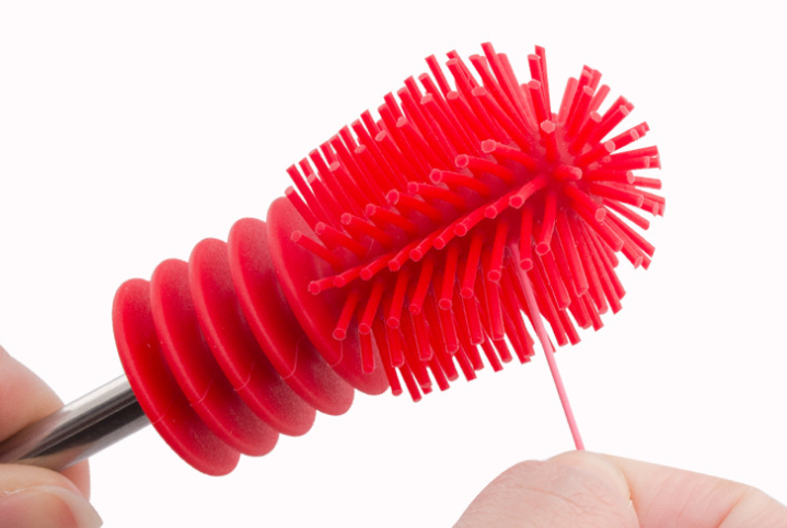 硅胶材质对于小孩子和家庭的应用是非常广泛的，像硅胶奶嘴、硅胶奶瓶、硅胶厨具等都是用硅胶材质制作而成的，我们在使用硅胶奶瓶的时候每天都需要清洗很多次，以前清洗硅胶奶瓶的时候都是用塑料的刷子，或者用毛巾来清洗硅胶奶瓶，那么硅胶奶瓶刷有什么好处呢，硅胶奶瓶刷更安全无毒，清洗的时候不会掉毛刷，使用寿命很长，那么硅胶奶瓶刷定制需要注意什么问题，东莞硅胶奶瓶刷定制厂家哪家好，今天硅胶制品厂小编就来和大家介绍一下。