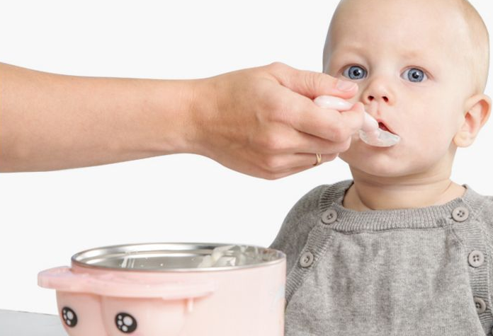 宝宝可以用硅胶勺子吗-婴儿用硅胶勺子安全吗对孩子的身体好吗，宝宝六个月以后，就可以添加辅食了，添加辅食对于小宝宝来说，可是打开了新世界的大门，他们可以用味蕾体验这个丰富多彩的世界，品尝妈妈精心准备的各种美食。宝宝在品尝美味辅食之前还需要一把打开新世界大门的钥匙，一把好用的硅胶勺子。相对于怎么给宝宝选择奶瓶啊、选择碗啊，给宝宝选择一把合适的硅胶勺子更有讲究！因为宝宝使用的勺子是什么材质、款式，包括其功能，这都是需要家长去考虑关注的问题！那么，宝宝可以用硅胶勺子吗-婴儿用硅胶勺子安全吗对孩子的身体好吗？