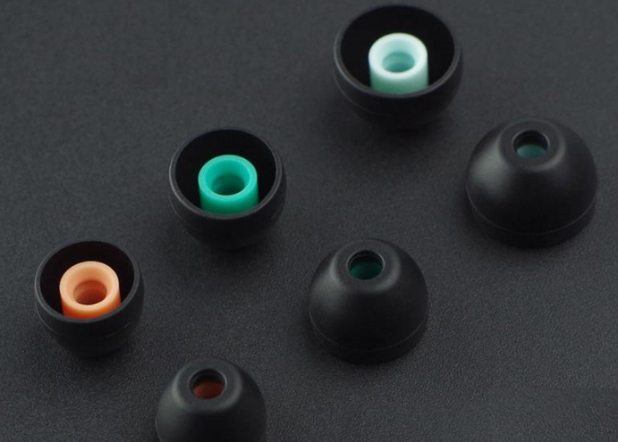 硅胶套前端深入贴合耳道直接起到了隔绝噪音的作用 硅胶套前端深入贴合耳道直接起到了隔绝噪音的作用