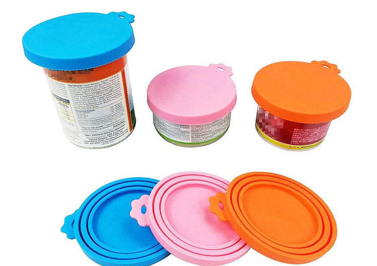 硅胶罐头盖-食品级硅胶宠物罐头盖定制厂家电话-东莞硅胶罐头盖工厂批发价格，盖子有三种尺寸大小，可以盖不同大小的罐头，是连在一起的哈，不是分开的哟，直接整个套在打开的猫罐头上就可以啦，用起来也非常方便。盖上之后就不怕罐头坏啦，第二天照样可以打开，可以继续享受美味， 还有配套的小勺子，用来挖湿粮什么的可方便咯~~采用硅胶材料精制而成，无毒无害，产品设计精巧，不易变形，很软的手感，不是那种硬邦邦的，密封性更好。 