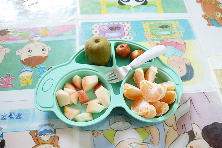 说到性能方面硅胶餐具与塑胶PP材质相提并论具有哪些差异呢？首先PP材质遇高温而融化，遇低温而易破裂，遇气候性影响以老化变色等现象